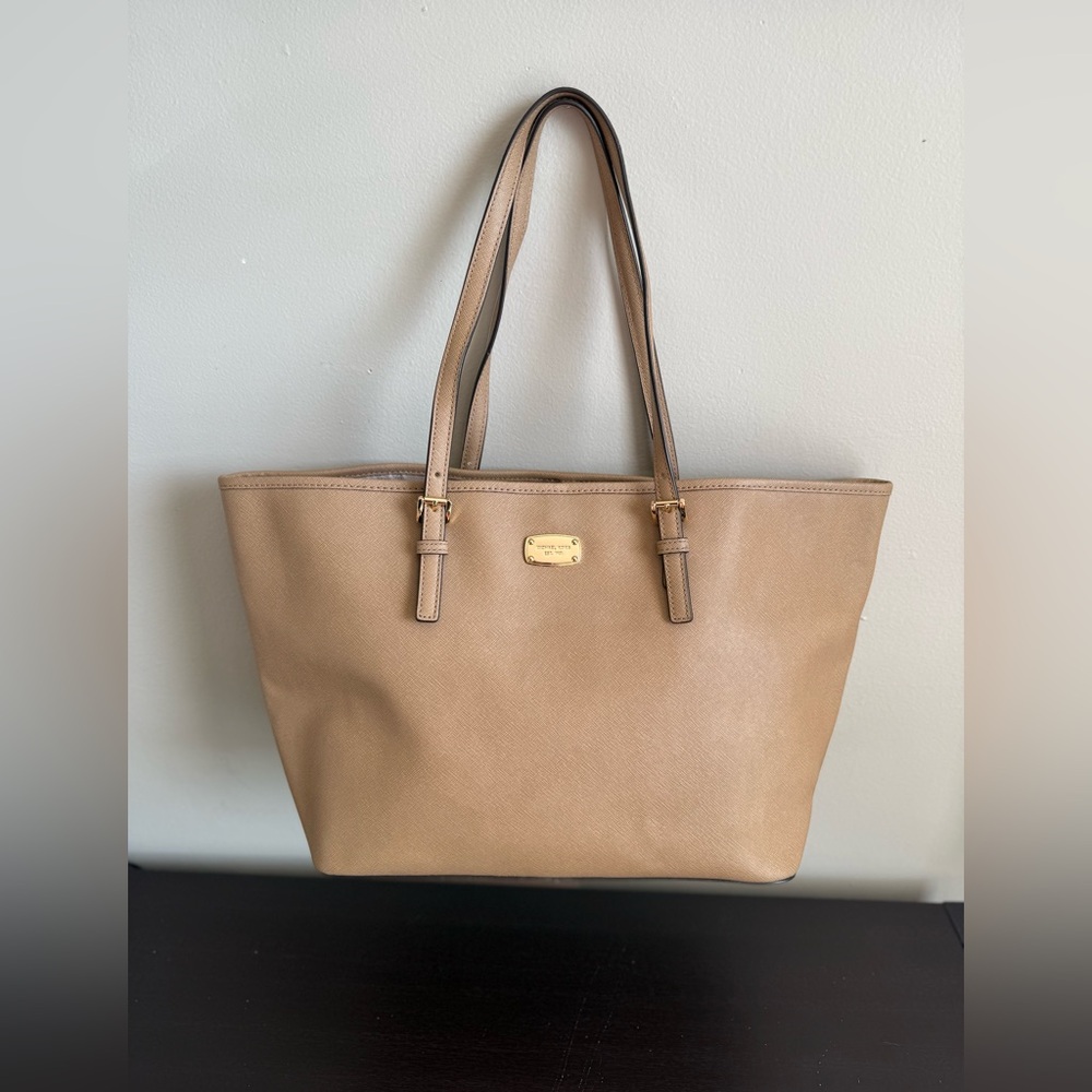 Michael Kors Tan Saffiano Leather Jet Set Tote Bag Carry All Large Shoulder Bag.